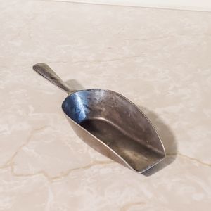Metal scoop